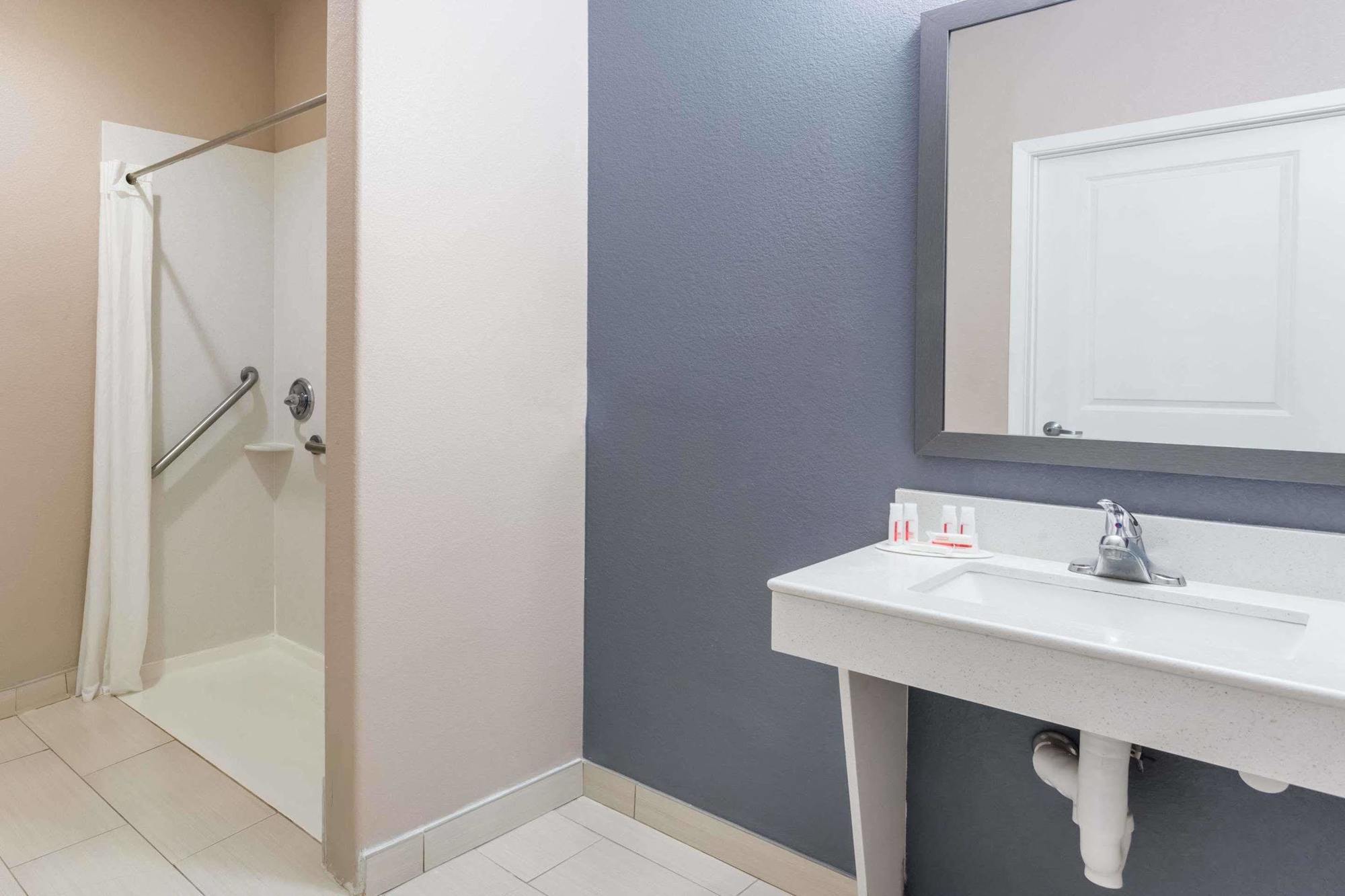 Atria Inn & Suites Three Rivers Экстерьер фото